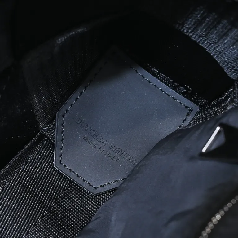 B’s new fall and winter products are coming! The popular Cassette square bag with woven elements has been upgraded again and made its grand debut. This time it is made of woven webbing. It feels super soft and delicate. The opening is designed with a magnetic buckle. The hardware has also been fully upgraded. Both the accessories and the design are at a higher level. It is simple and advanced for both men and women. 🉑️ It can be worn crossbody or in the hand to bring a sense of luxury and a strong aura! Hurry up and get it. Size 25x15x5, style number: 6618#